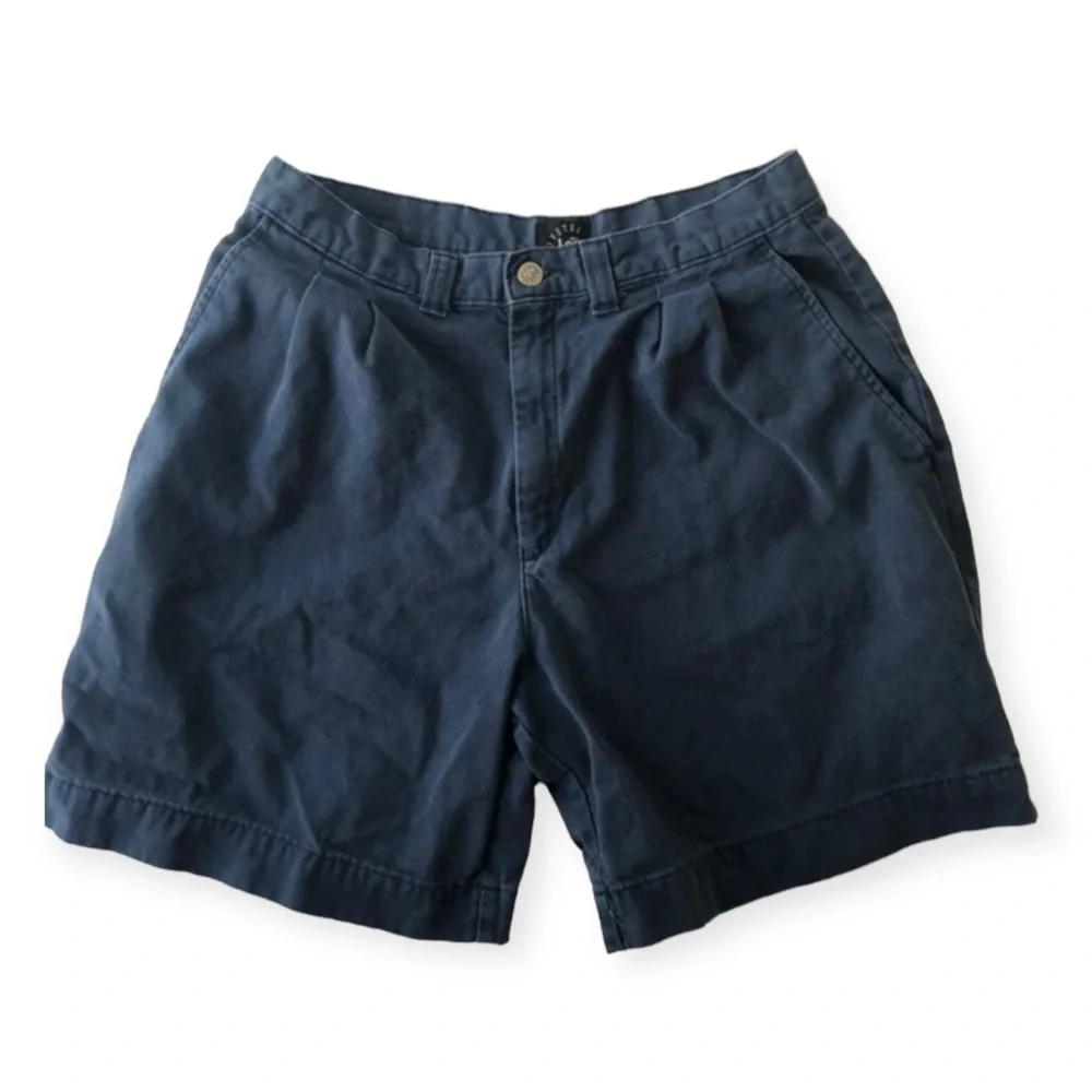 Lee riveted khakis 100% cotton navy blue men’s shorts.